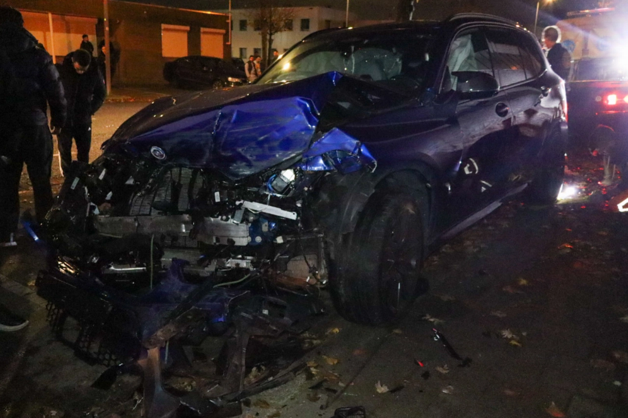 Auto vliegt uit de bocht en veroorzaakt ravage